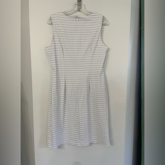 J. McLaughlin Women’s Large Gray and White Striped Sleeveless Shift Midi Dress - Picture 4 of 9